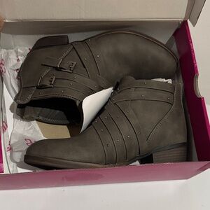 So Women's Ankle Boots in Taupe